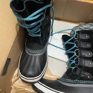 Sorel waterproof snow boots size 8